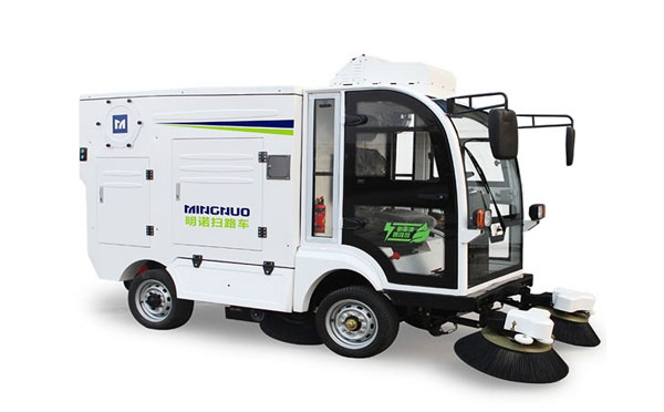 贡嘎四轮扫路车MN-S1800配备240L标准垃圾桶